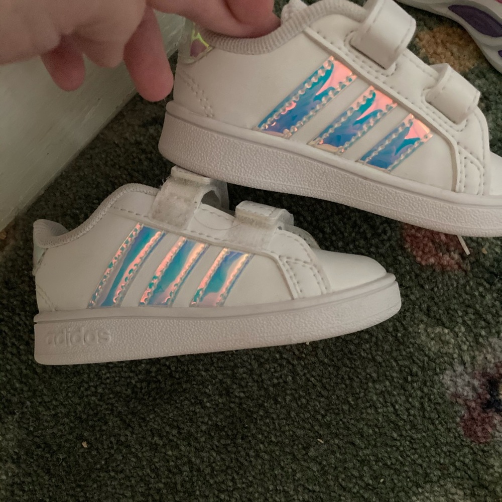 Adidas kids size 4 like new